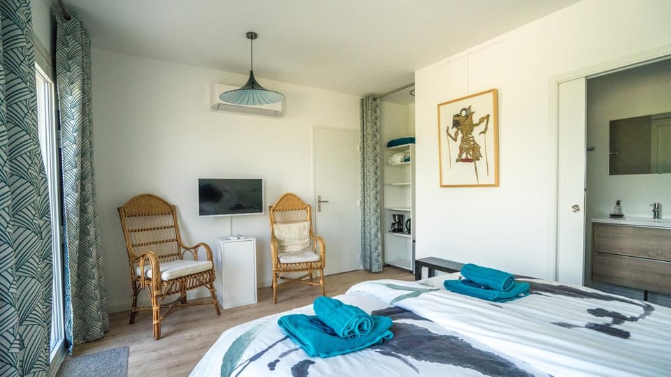Bed, Seating area