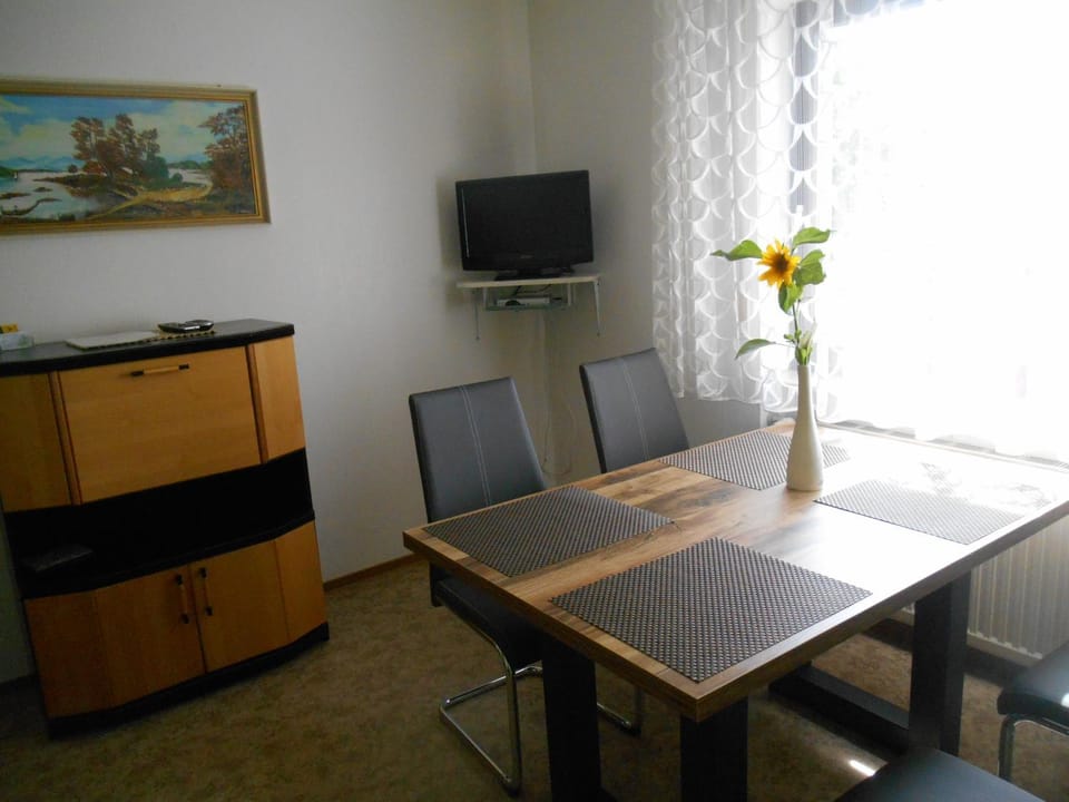 Communal lounge/ TV room, TV and multimedia, Dining area
