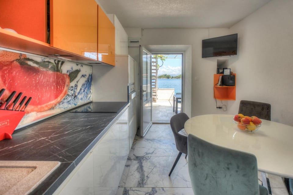 TV and multimedia, Kitchen or kitchenette, Dining area, oven, stove