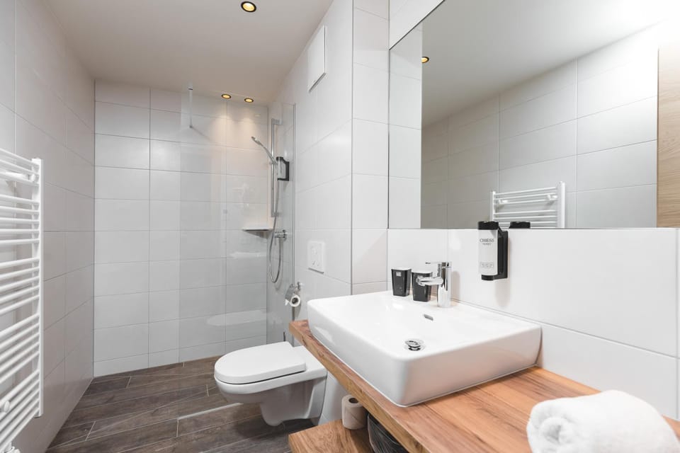 Shower, Toilet, Bathroom, towels