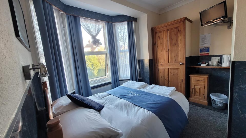 Bed, TV and multimedia, Photo of the whole room, Bedroom, wardrobe