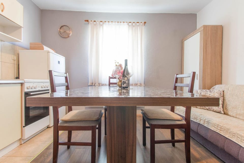 Kitchen or kitchenette, Living room, Seating area, Dining area