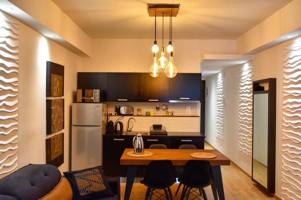 Kitchen or kitchenette, Dining area