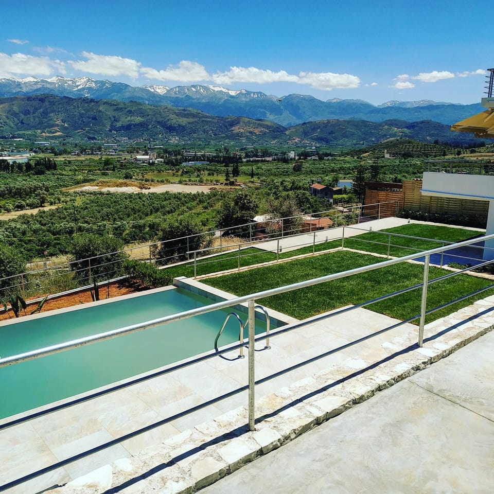 Day, Natural landscape, Summer, On site, Mountain view, Swimming pool, Swimming pool