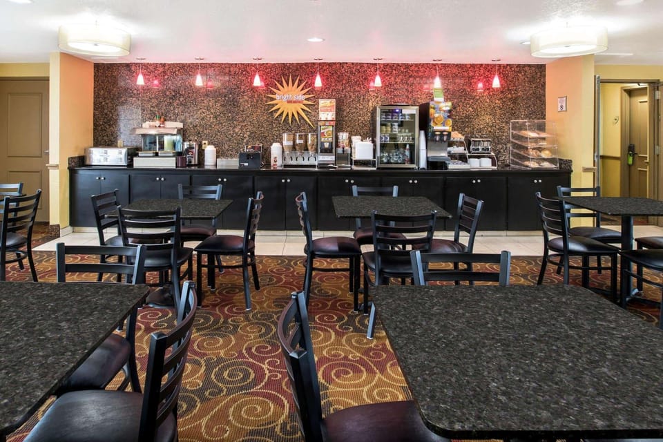 Restaurant/places to eat, Dining area, On site, Breakfast