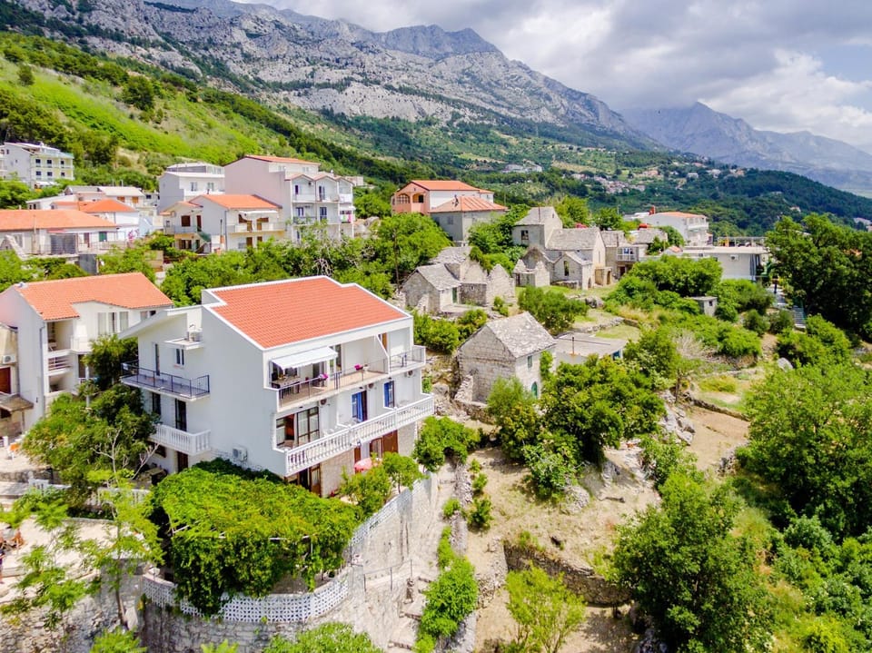 Property building, Neighbourhood, Bird's eye view