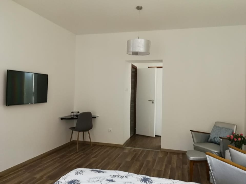 Communal lounge/ TV room, TV and multimedia, Kitchen or kitchenette, Living room, Seating area, Dining area, Evening entertainment