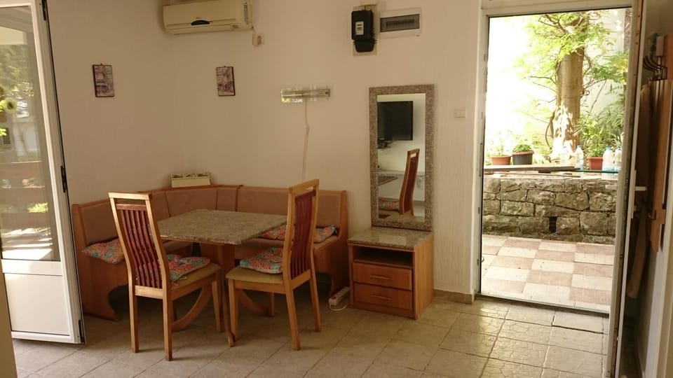 Kitchen or kitchenette, Living room, Photo of the whole room, Dining area, Garden view