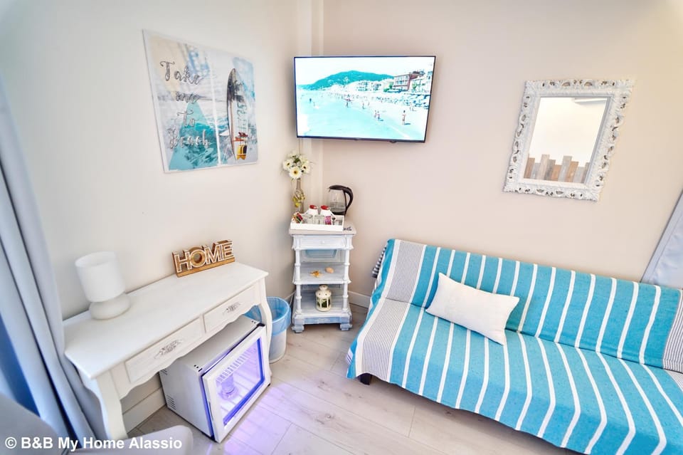 TV and multimedia, Photo of the whole room, Bedroom