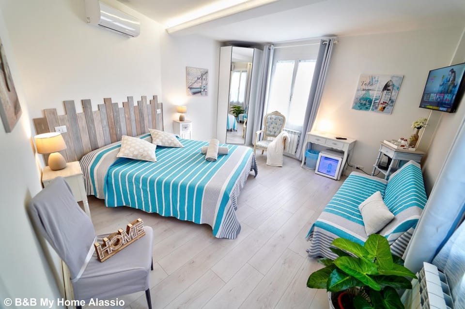 Photo of the whole room, Bedroom, air conditioner
