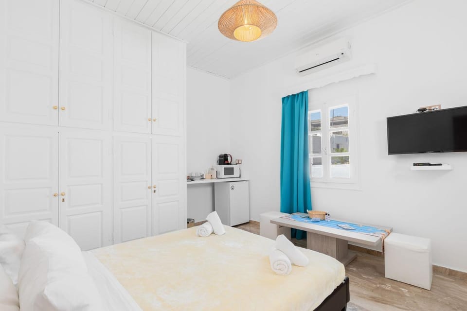 Bed, TV and multimedia, Coffee/tea facilities, Photo of the whole room, microwave, air conditioner