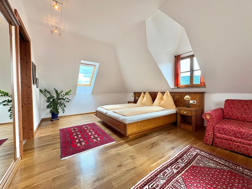 Bed, Photo of the whole room, Seating area