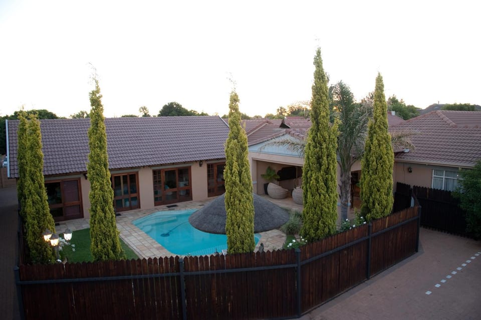 Property building, Day, Swimming pool