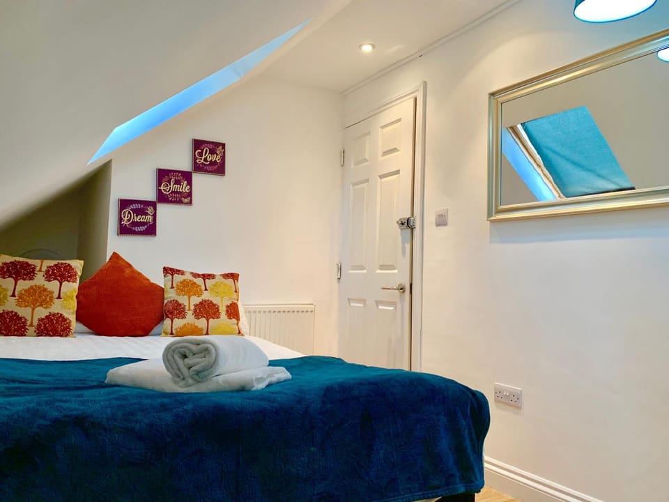 1 Bedroom Apartment, Reception ,Kitchenette, Private Bathroom Apartment in Ilford