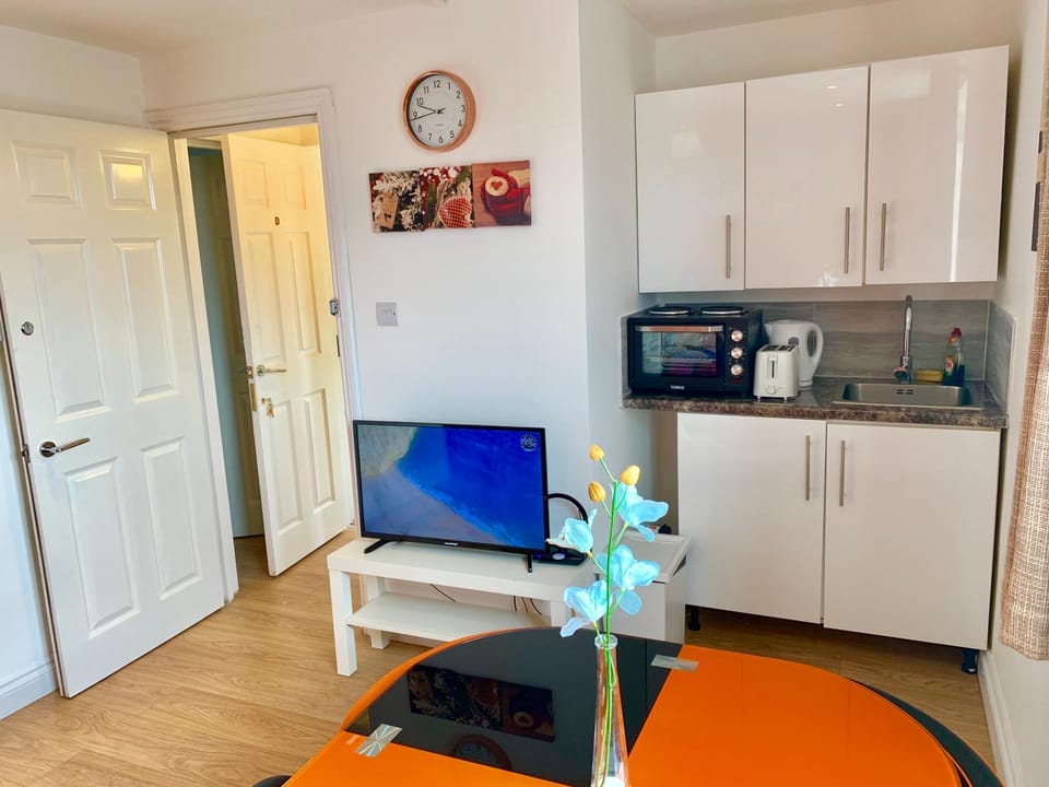 1 Bedroom Apartment, Reception ,Kitchenette, Private Bathroom Apartment in Ilford