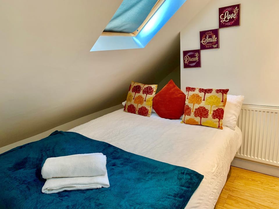 1 Bedroom Apartment, Reception ,Kitchenette, Private Bathroom Apartment in Ilford