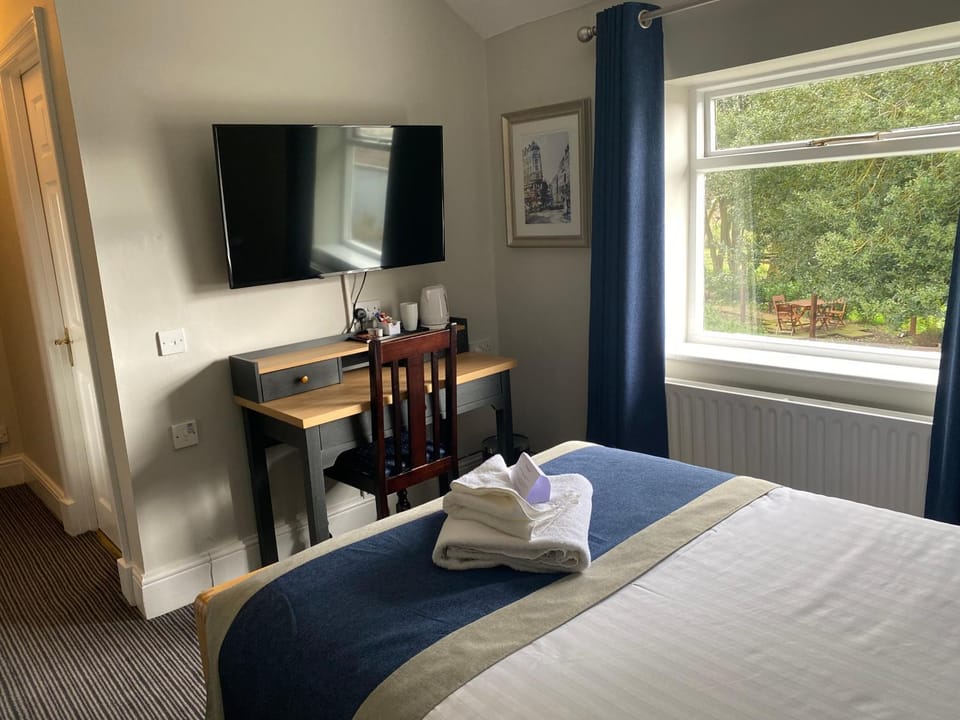Bed, TV and multimedia, Bedroom