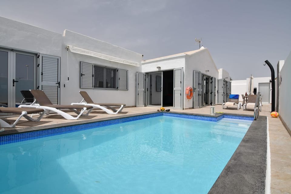Shower, Balcony/Terrace, Swimming pool, Swimming pool