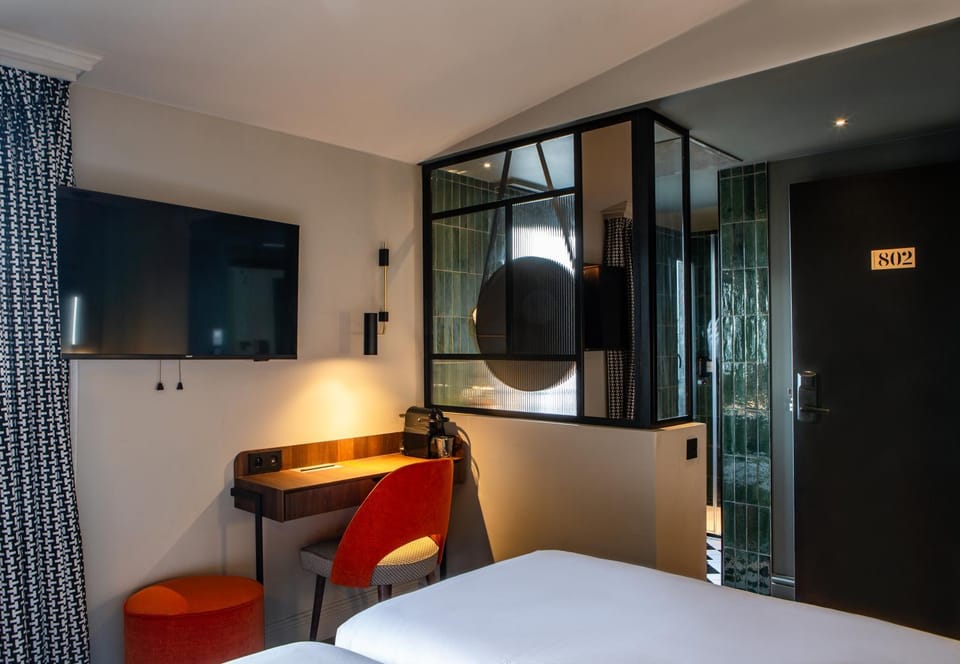 Bed, TV and multimedia, Seating area, Bedroom
