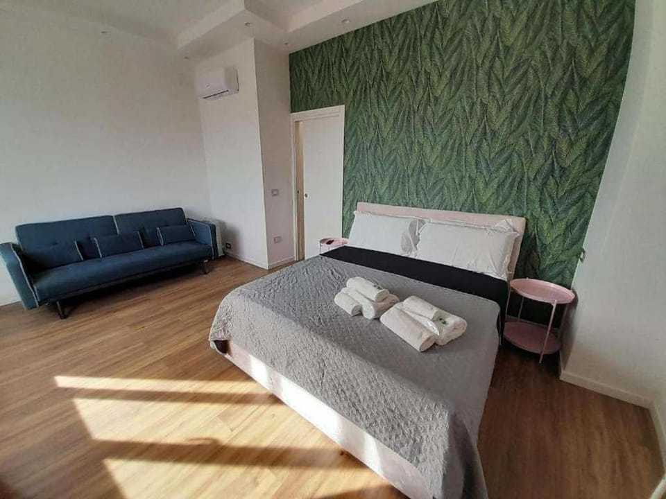Bed, Photo of the whole room, Seating area, Bedroom, towels