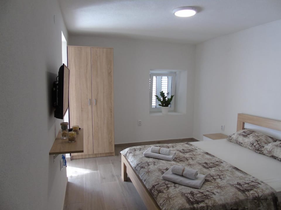 TV and multimedia, Seating area, Bedroom