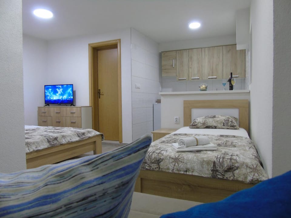 TV and multimedia, Kitchen or kitchenette, Living room, Seating area, Dining area, Bedroom