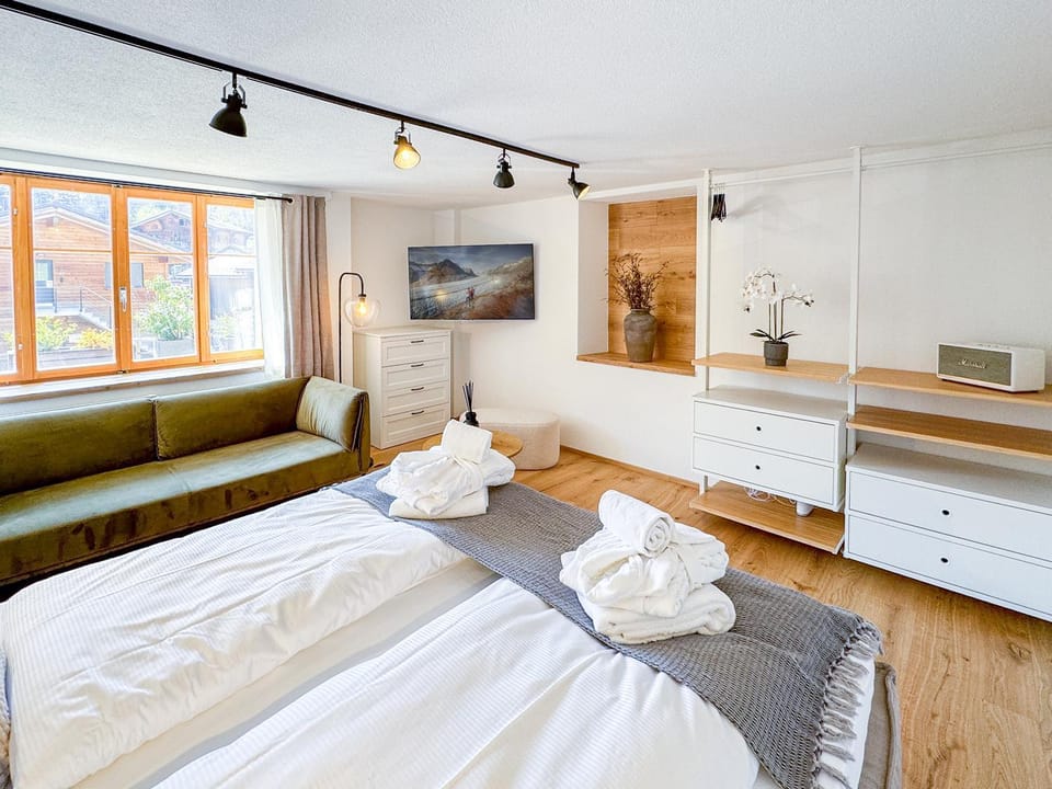 Bed, TV and multimedia, Photo of the whole room, Bedroom