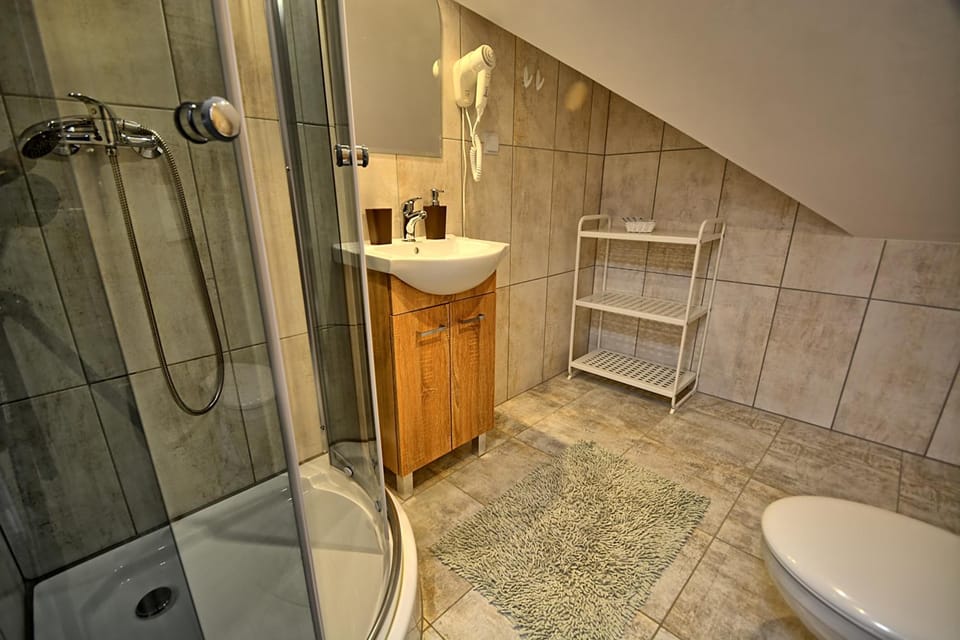 Shower, Toilet, Bathroom, towels