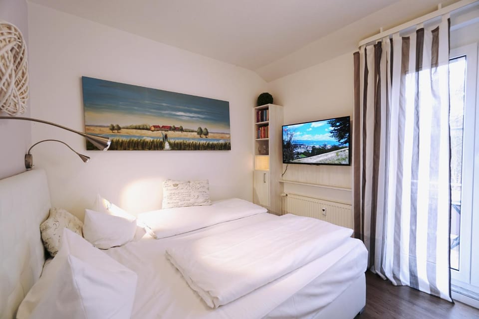Communal lounge/ TV room, Photo of the whole room, Bedroom