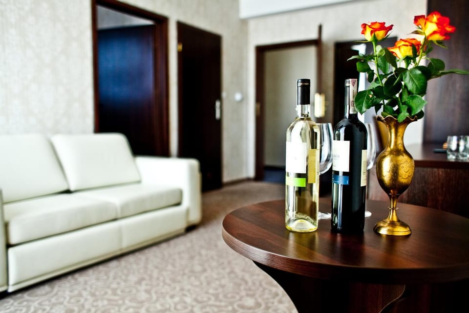 Living room, Photo of the whole room, Seating area, Alcoholic drinks, air conditioner