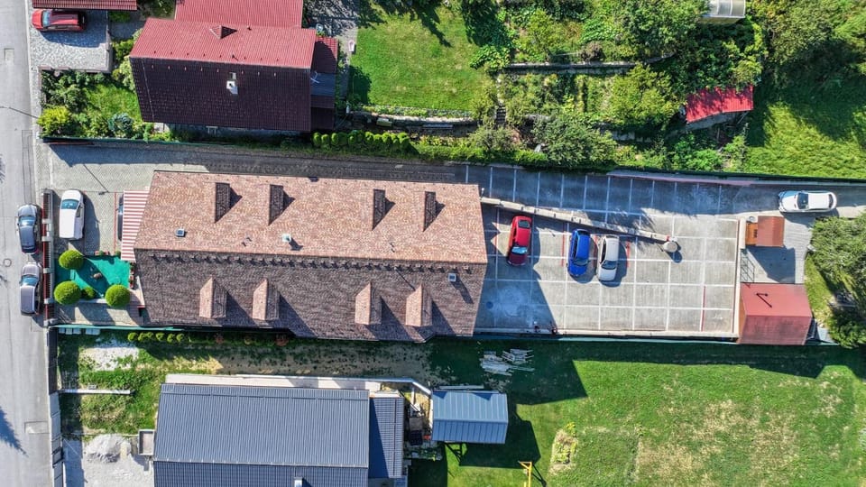 Guests, group of guests, Parking