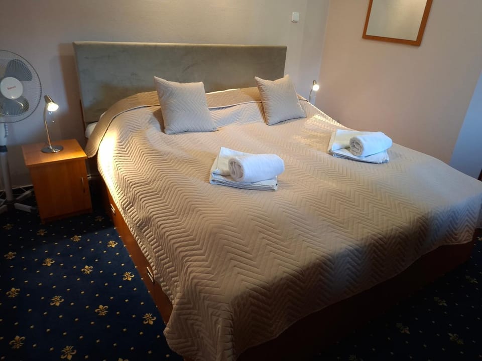 Photo of the whole room, towels