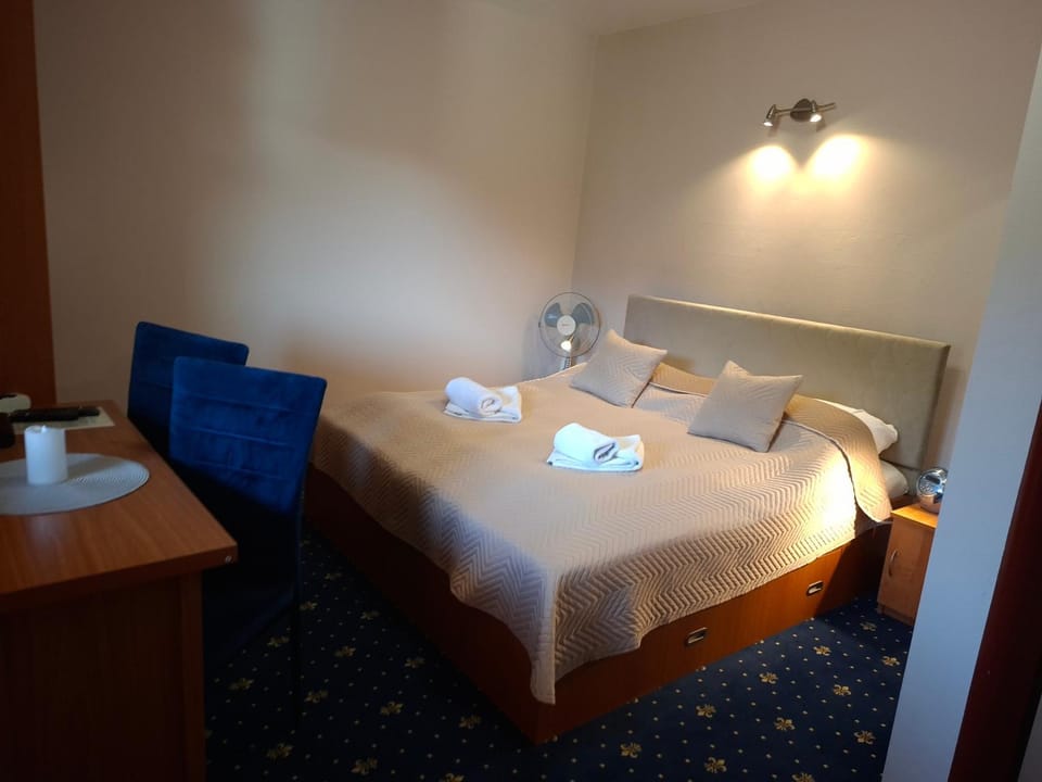 Bedroom, towels