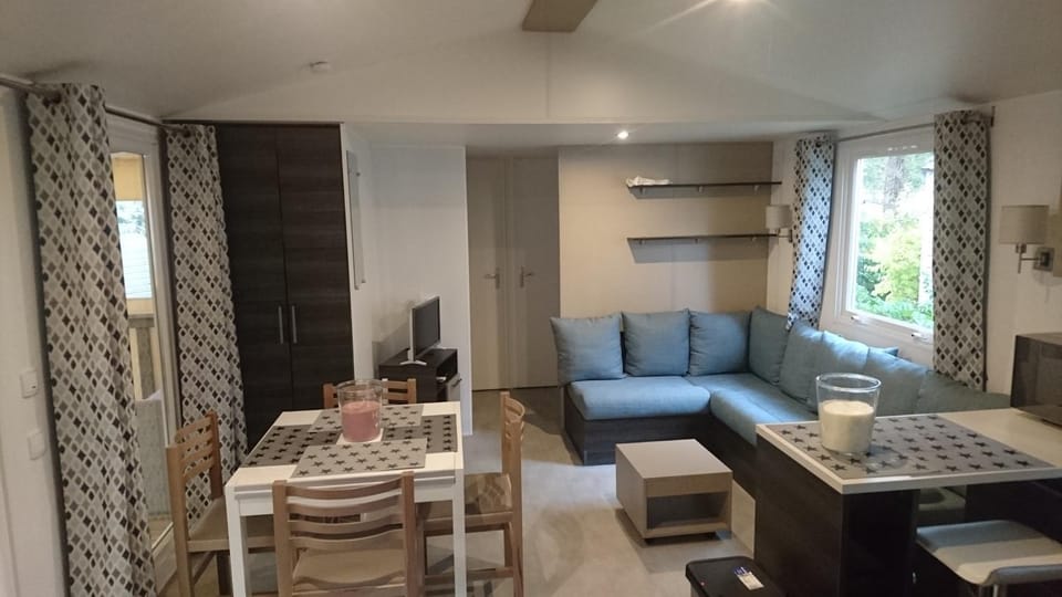 Mobile Home dans Domaine de Kerlann Campground/ 
RV Resort in Pont-Aven