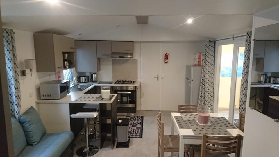 Mobile Home dans Domaine de Kerlann Campground/ 
RV Resort in Pont-Aven