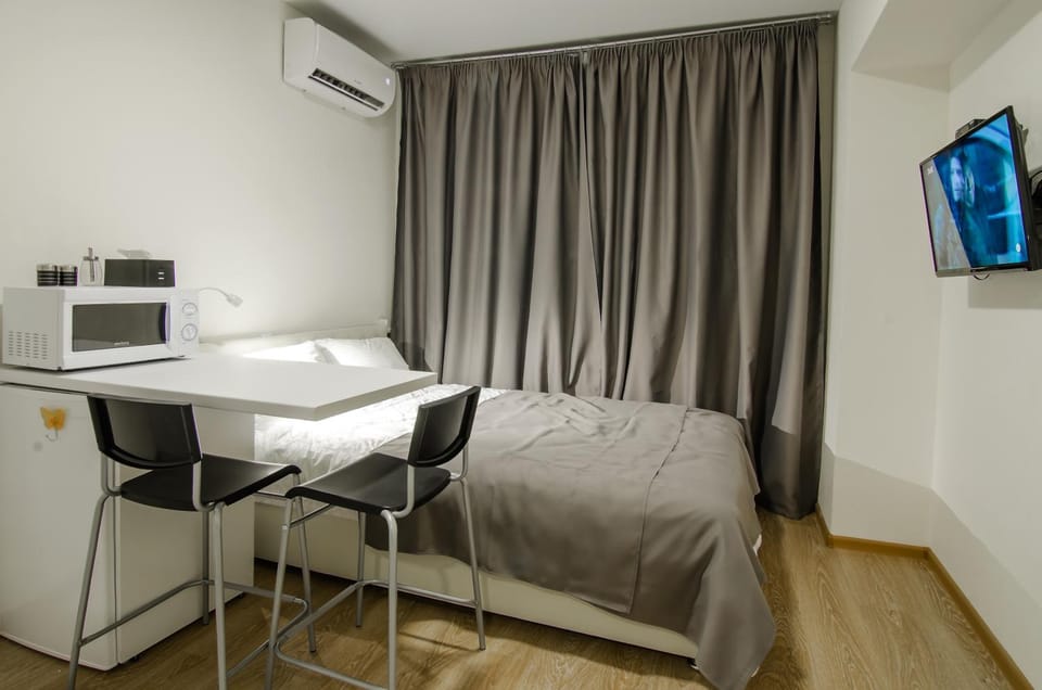 Bed, TV and multimedia, Photo of the whole room, Dining area, Bedroom
