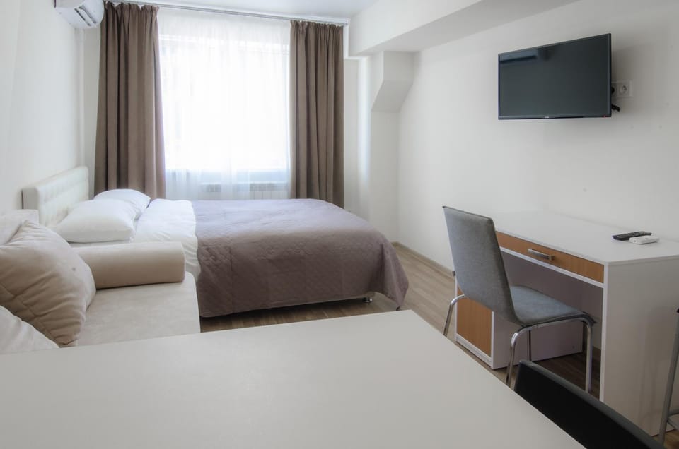 Bed, TV and multimedia, Photo of the whole room, Dining area, Bedroom, hair dresser