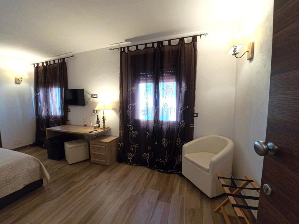 Bed, TV and multimedia, Photo of the whole room, Bedroom