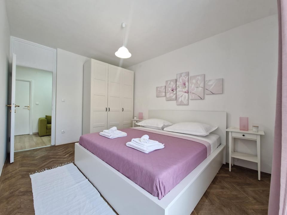 Bed, Photo of the whole room, Bedroom, towels, wardrobe