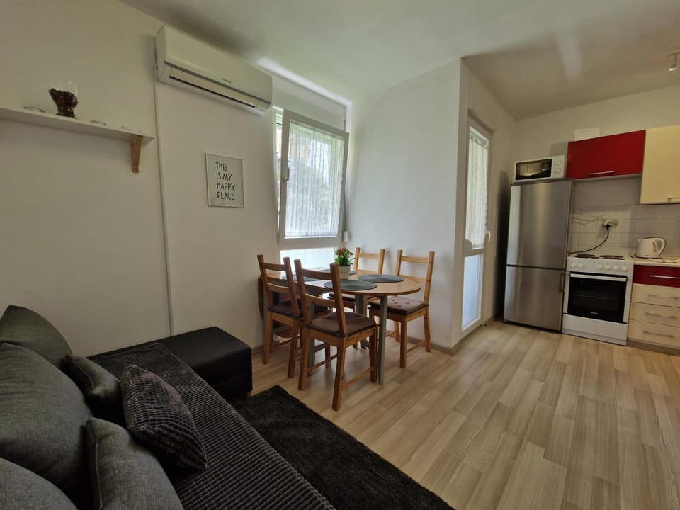 Living room, Seating area, Dining area, oven