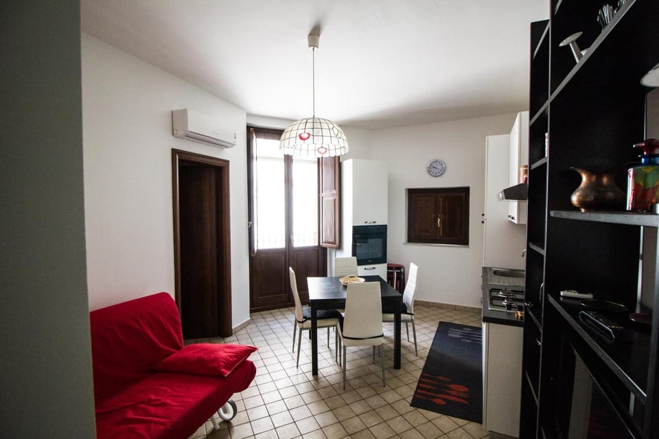 TV and multimedia, Coffee/tea facilities, Kitchen or kitchenette, Living room, Other, Photo of the whole room, Decorative detail, Seating area, Dining area, On site