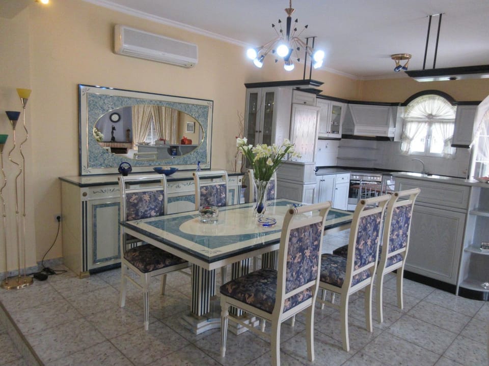 Coffee/tea facilities, Kitchen or kitchenette, Dining area