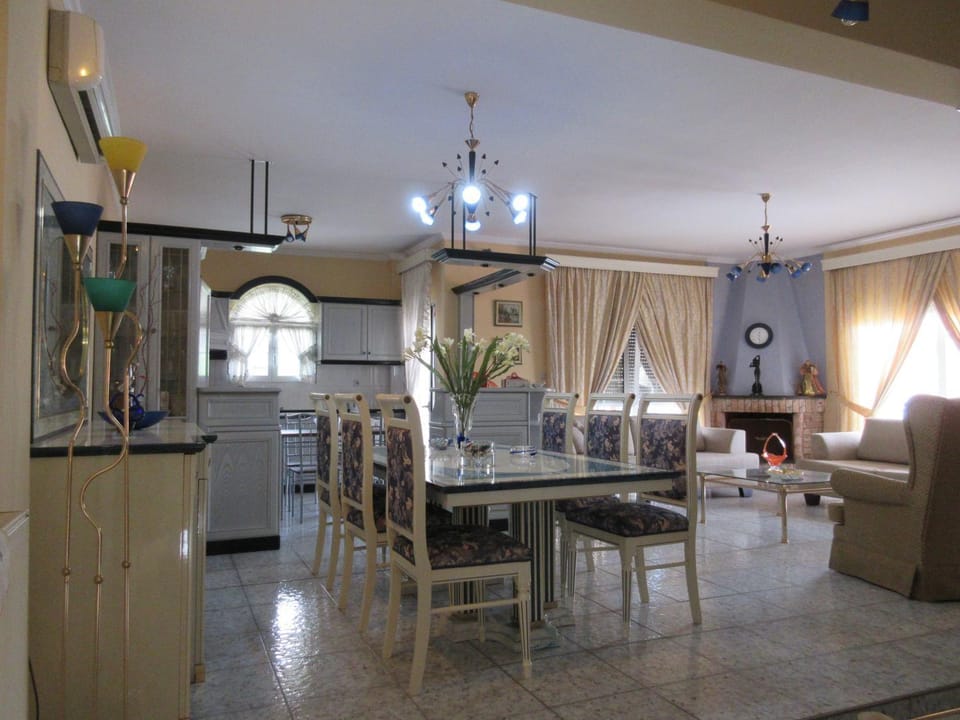Coffee/tea facilities, Kitchen or kitchenette, Living room, Dining area