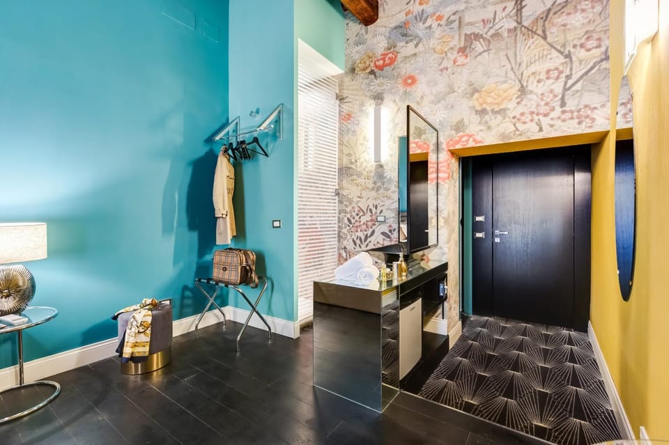 Nearby landmark, Neighbourhood, Bathroom, Photo of the whole room, Decorative detail, Bedroom
