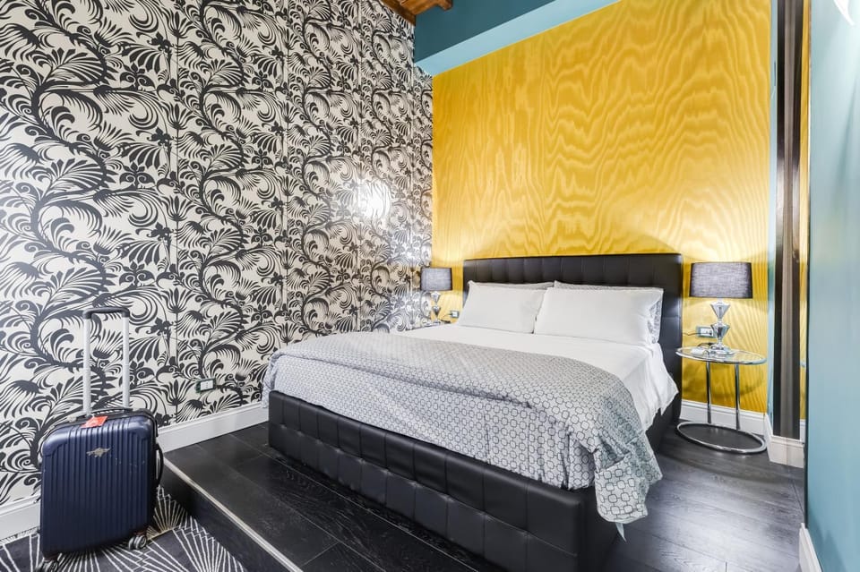 Nearby landmark, Neighbourhood, Hot Tub, Photo of the whole room, Decorative detail, Decorative detail, Bedroom