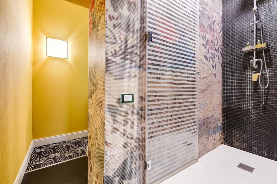 Bathroom, Photo of the whole room, Decorative detail, Bedroom