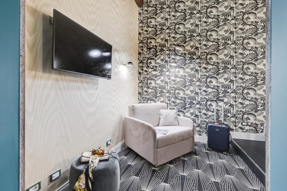 Nearby landmark, Restaurant/places to eat, Neighbourhood, Hot Tub, Photo of the whole room, Decorative detail, Bedroom, Shopping Area