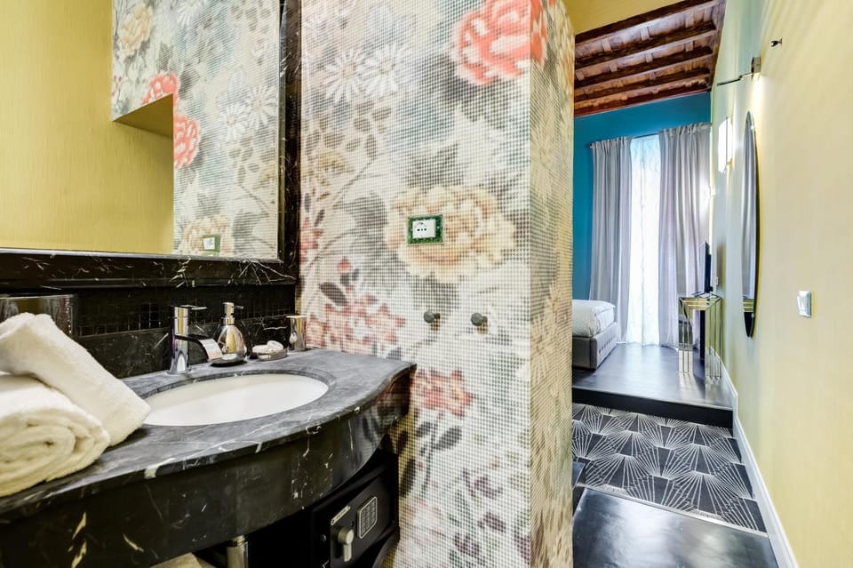 Nearby landmark, Neighbourhood, Bathroom, Photo of the whole room, Decorative detail, Quiet street view