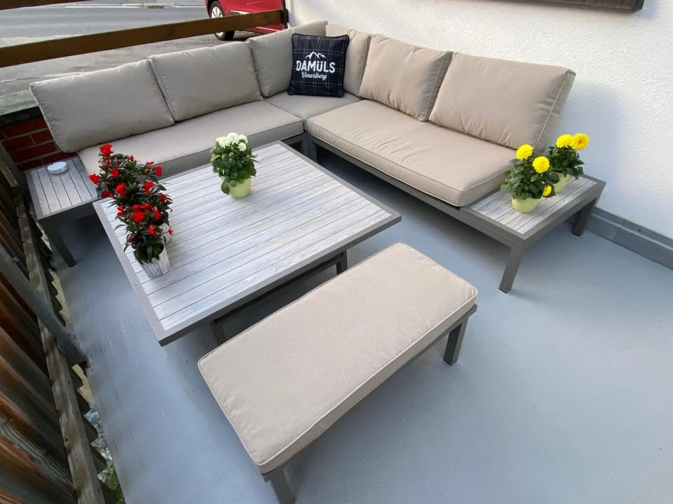 Seating area, Internal: Not applicable to any particular room