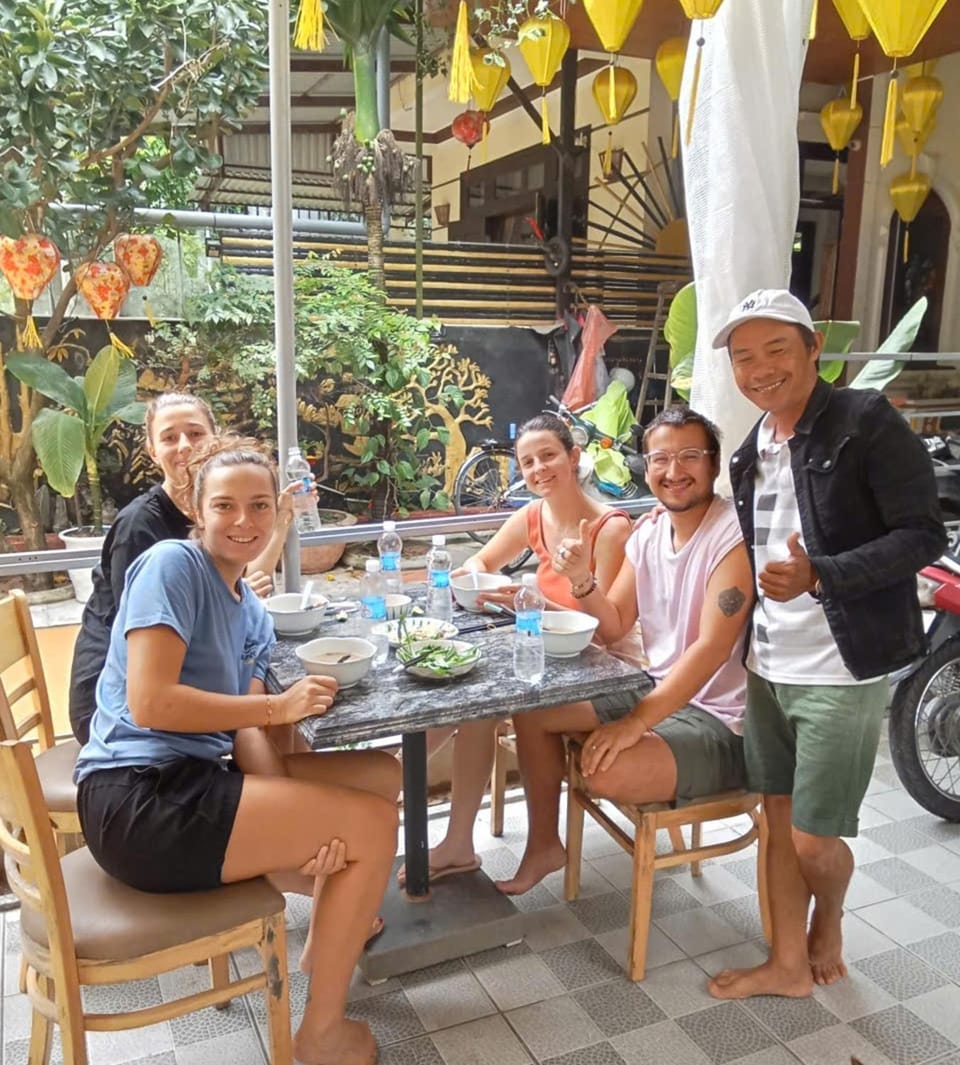 Restaurant/places to eat, Food, Guests, group of guests